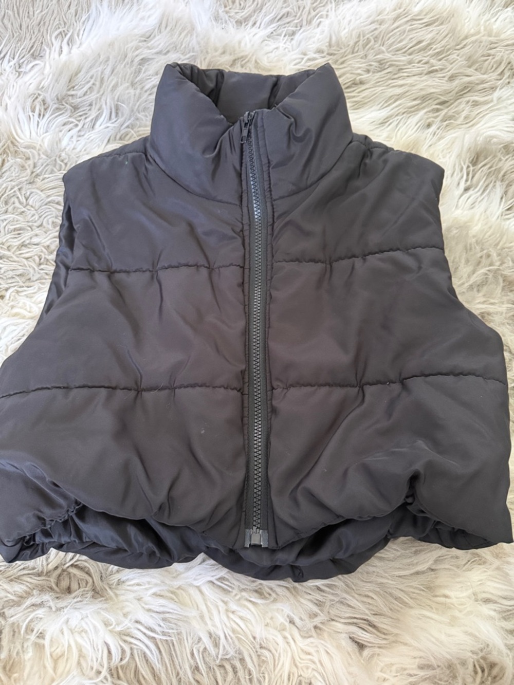 Cropped Puffer Vest in black - Picture 2 of 4